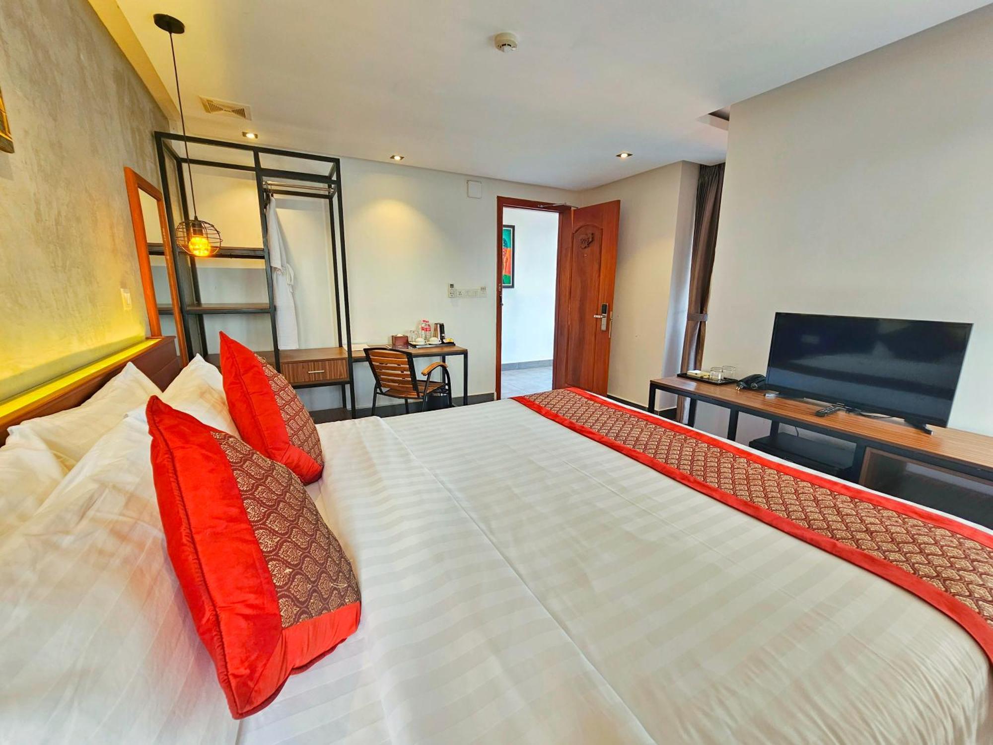 Le Botum Hotel Phnom Penh Exterior photo