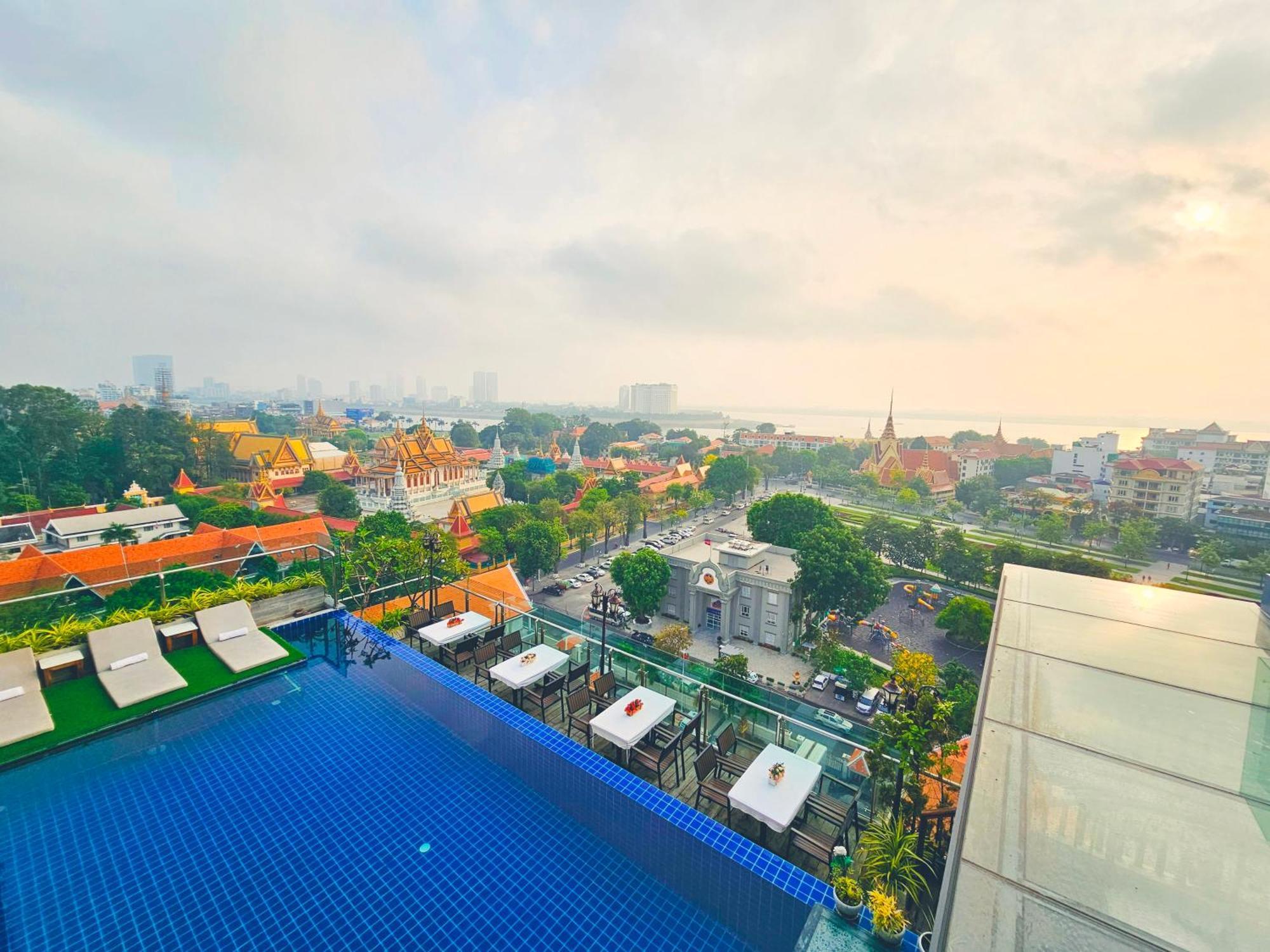 Le Botum Hotel Phnom Penh Exterior photo