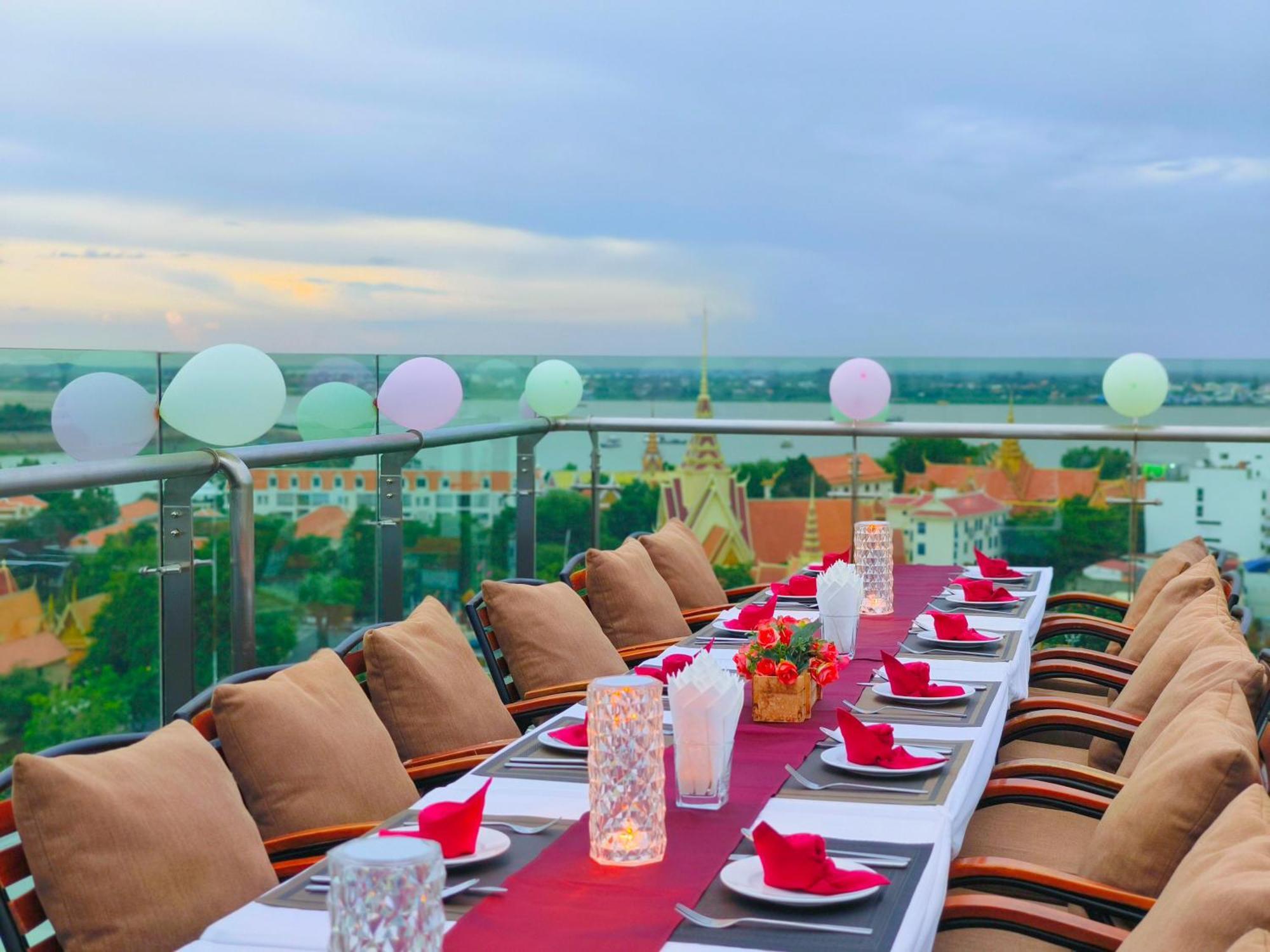 Le Botum Hotel Phnom Penh Exterior photo