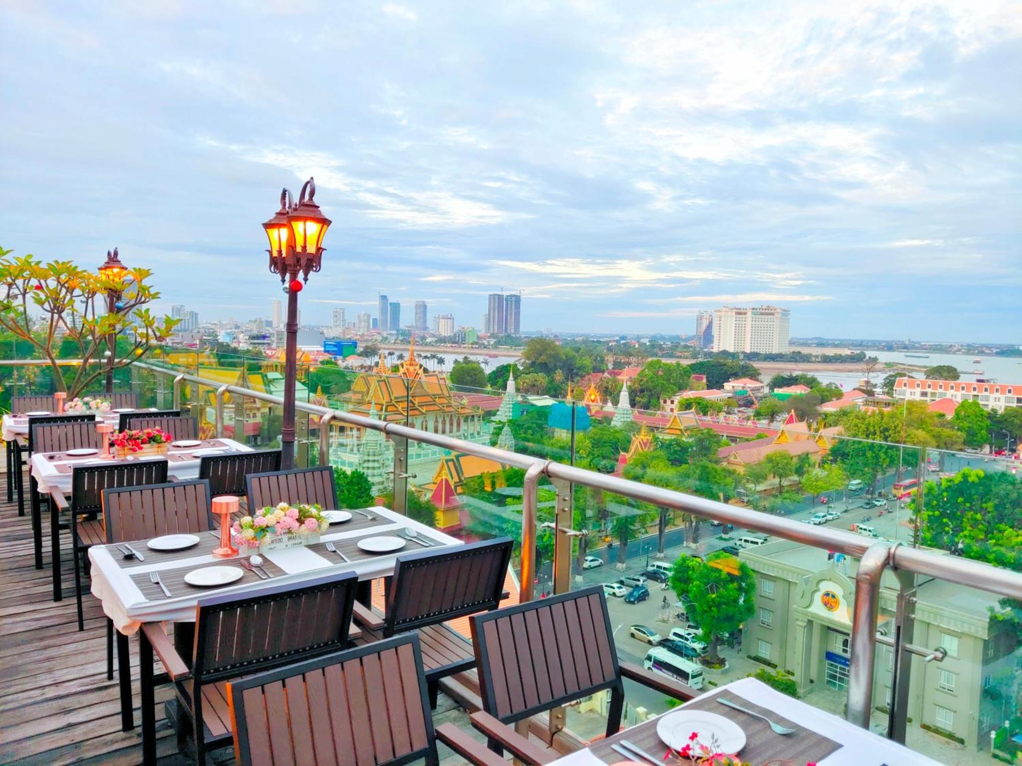 Le Botum Hotel Phnom Penh Exterior photo